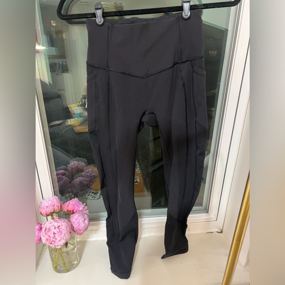Size 4 Lululemon leggings - Picture 3 of 4